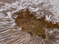 Eisloch mit Fließstrukturen über dem Lochgrabenbach